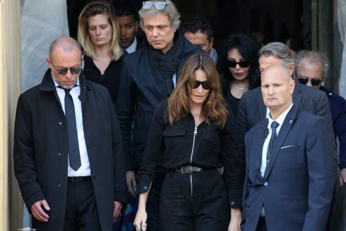 Carla Bruni à la sortie des obsèques de la chanteuse Régine au crématorium du cimetière du Père-Lachaise à Paris, le lundi 9 mai 2022.