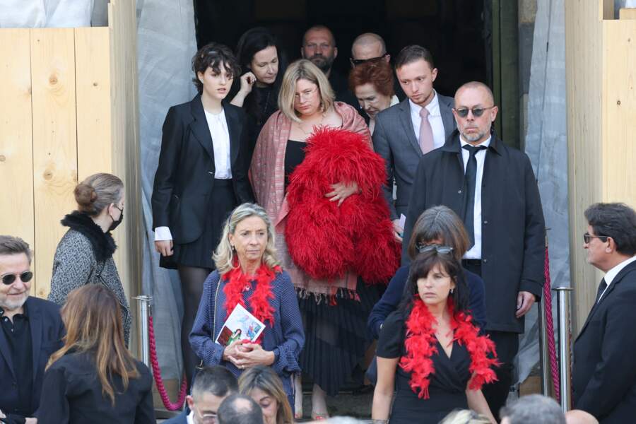 La famille de Régine, Camille Bidermann, Daphné Rotcage et son mari Jamie sortent du crématorium du cimetière du Père-Lachaise, à Paris, le lundi 9 mai 2022.