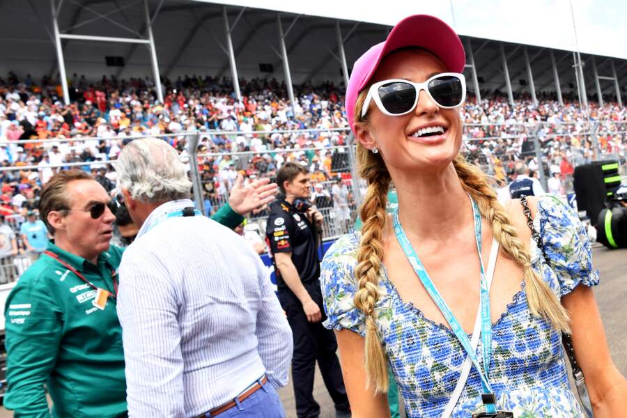 Paris Hilton porte une robe fleurie blanche et bleue lors du Grand Prix de Formule 1 (F1) de Miami, le 8 mai 2022.
