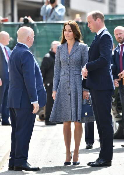 Pour l'occasion, Kate Middleton recycle une robe-manteau Michael Kors déjà portée plusieurs fois, depuis 2014.
