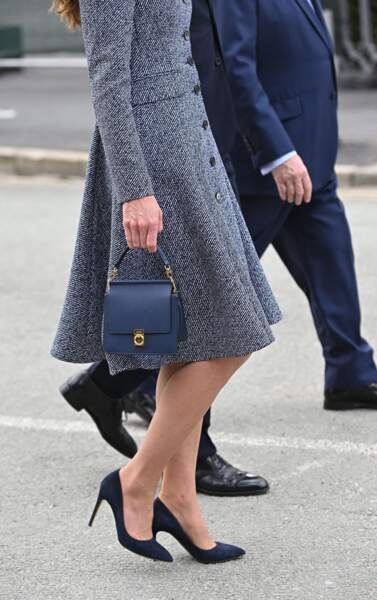 Kate Middleton accessoirise sa robe 'escarpins bleu marine lors de l'ouverture officielle du mémorial Glade of Light à Manchester, le 10 mai 2022.