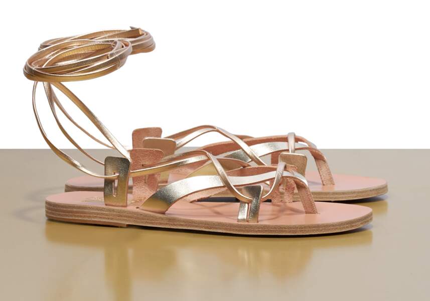 Ancient Greek Sandals célèbre dix ans de succès autour d'une collection anniversaire. 
