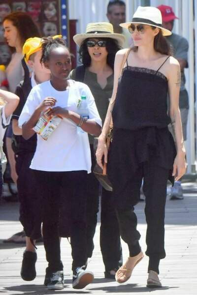 Angelina Jolie porte des sandales tressées Ancient Greek Sandals.