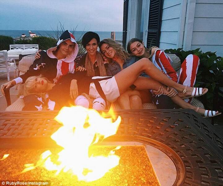 Taylor Swift en vacances avec Gigi Hadid, Cara Delevingne 