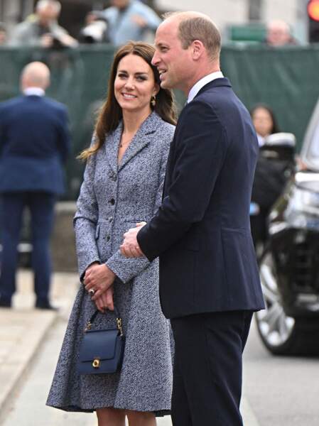 Kate Middleton et Le prince William en bleu marine à l'ouverture officielle du mémorial Glade of Light à Manchester. Le 10 mai 2022. 