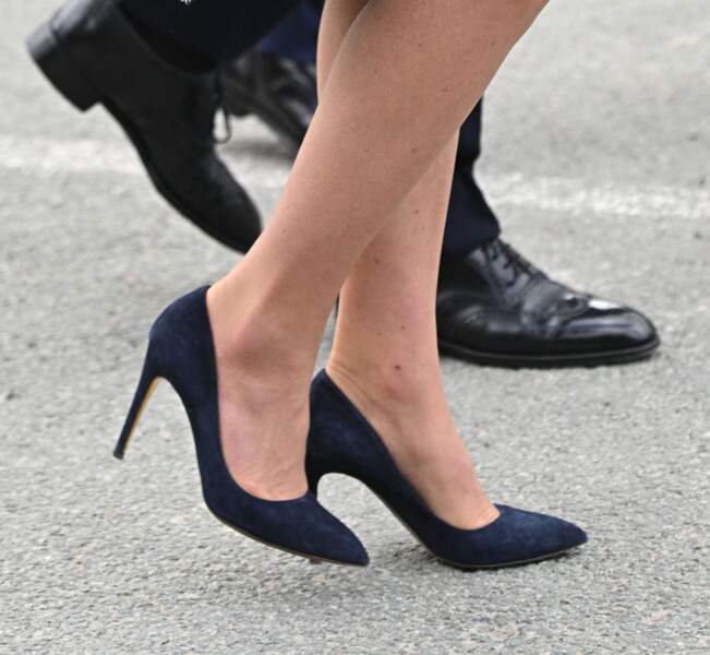 Kate Middleton accessoirise son look d'une paire d'escarpins bleu marine Rupert Sanderson lors du Mémorial à Manchester, le 10 mai 2022.