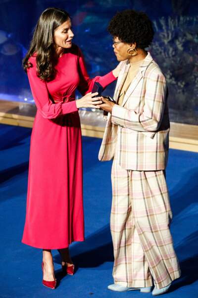 La reine Letizia d'Espagne porte bien la robe aux manches bouffantes et rose fuchsia. Le 10 mai 2022.