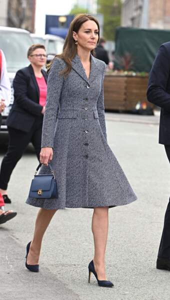 Kate Middleton fait sensation dans sa robe-manteau boutonnée, le 10 mai 2022.