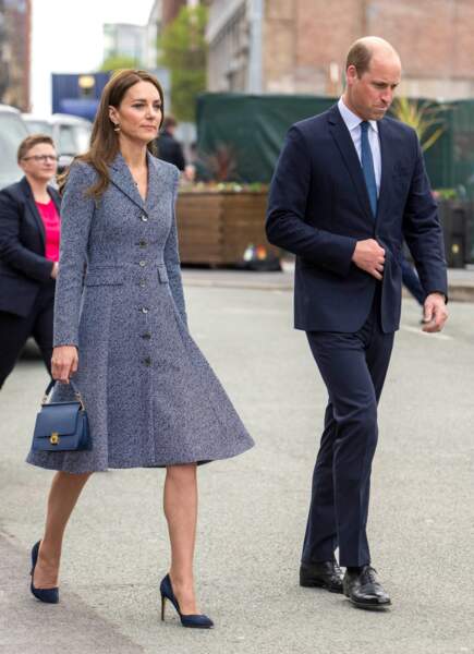 Kate Middleton ajoute une chaîne dorée à son mini-sac en cuir de veau lisse Polène  vendue séparément dès 290 euros. Le 10 mai 2022. 