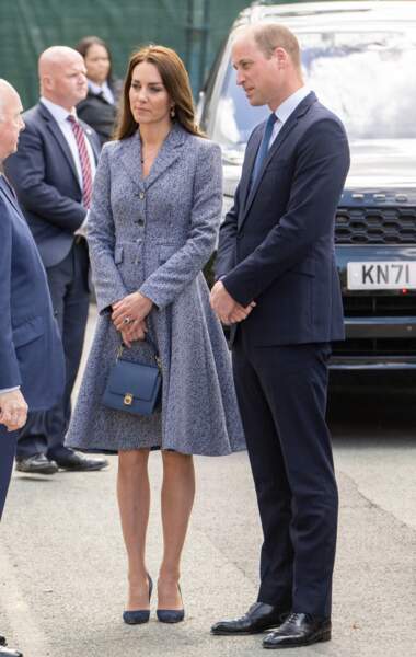Kate Middleton recycle une robe manteau en jacquard de la marque Michael Kors, le 10 mai 2022.