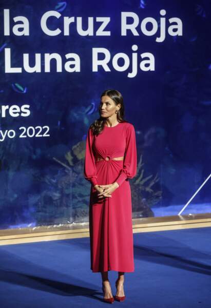La reine Letizia d'Espagne rajeunit dans cette tenue inédite lors de la commémoration de la Journée mondiale de la Croix-Rouge, le 10 mai 2022. 