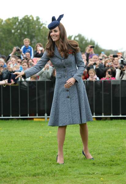 Kate Middleton, la duchesse de Cambridge portait pour la première fois sa robe manteau en jacquard signée Michael Kors. En Australie, le 25 avril 2014. 