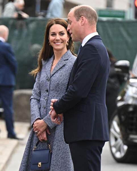 Kate Middleton coordonne sa tenue : un fashion match puisque son sac bleu marine est assortit à sa robe et au costume du prince William, le 10 mai 2022.