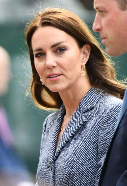 Kate Middleton opte pour une robe-manteau en jacquard bleu et blanche à encolure V, le 10 mai 2022.