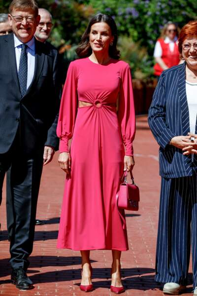 La reine Letizia d'Espagne tient à ses mains un sac Carolina Herrera Satchel de couelur rose fuchsia, le 10 mai 2022.