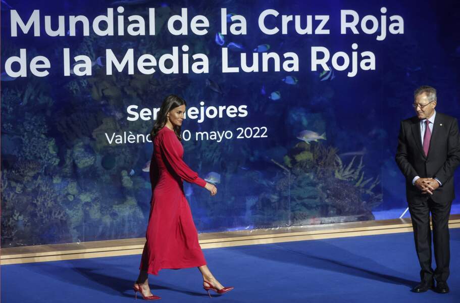 La reine Letizia d'Espagne marche fièrement dans sa robe fuchsia, le 10 mai 2022. 