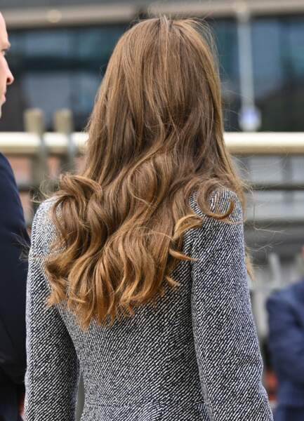 Kate Middleton porte ses longs cheveux détachés et ondulés, le 10 mai 2022.