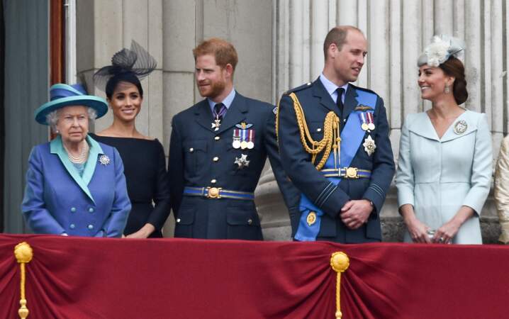 La reine Elizabeth II d'Angleterre, entourée des princes Harry et William et de leurs épouses respectives, au palais de Buckingham, à Londres, le 10 juillet 2018.