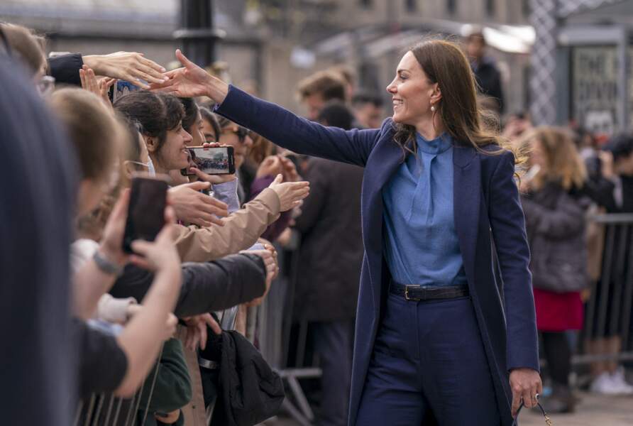 Kate Middleton superstar à Glasgow en long manteau Catherine Walker