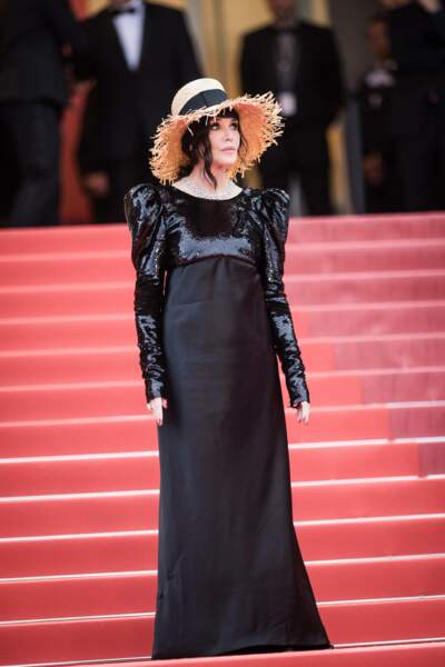 Isabelle Adjani au Festival de Cannes en 2019. Elle est en robe longue et satinée Dior avec des épaulettes bouffantes pour la montée des marches du film "La belle époque" .