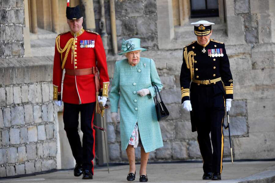 La reine Elizabeth II lors d'une cérémonie militaire célébrant son anniversaire, au château de Windsor, dans le Berkshire, le 13 juin 2020.