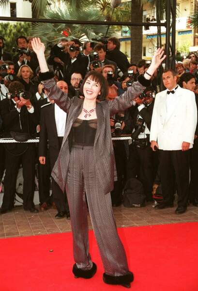 Isabelle Adjani présidente du festival de Cannes en 1997 en top bustier et ensemble large.