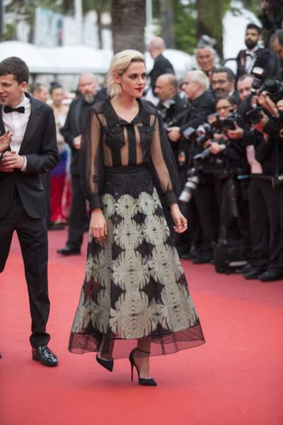 Kristen Stewart au festival de Cannes 2016 : elle opte pour une robe couture Chanel pour la montée des marches du film "Café Society" .