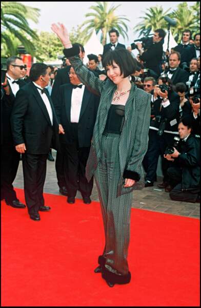 Isabelle Adjani au Festival de Cannes en 1997 dans un ensemble imprimé vert foncé.