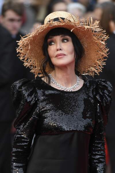 Chapeau de paille et robe à paillettes pour Isabelle Adjani à la première du film "La belle époque" lors du 72ème Festival International du Film de Cannes, France, le 20 mai 2019.