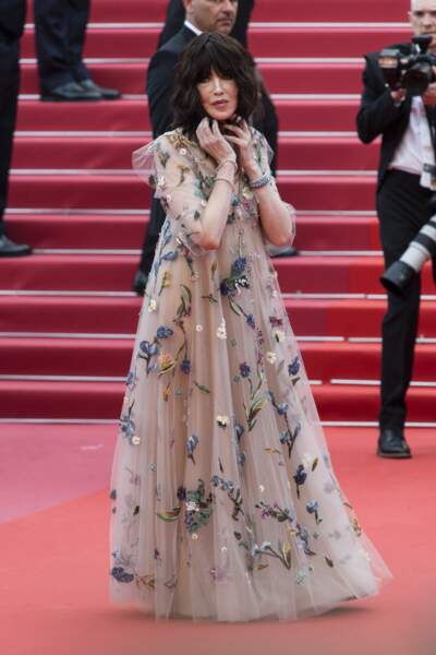 Isabelle Adjani à Cannes en 2018 : elle craque pour une longue robe bohème pour la montée des marches du film "Everybody Knows".