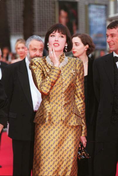 Isabelle Adjani au Festival de Cannes en 1997 dans un ensemble imprimé doré pour  présenter "The end of violence" ainsi que "Plan américain" cette même année. 