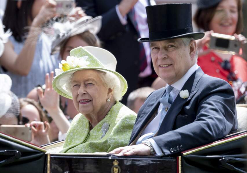 La reine Elizabeth II et le prince Andrew, lors du Royal Ascot, le 22 juin 2019.