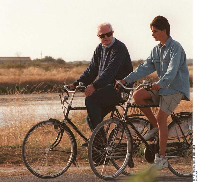 Lionel Jospin a bicyclette sur l'Île de Ré en 1997 avec son fils Hugo