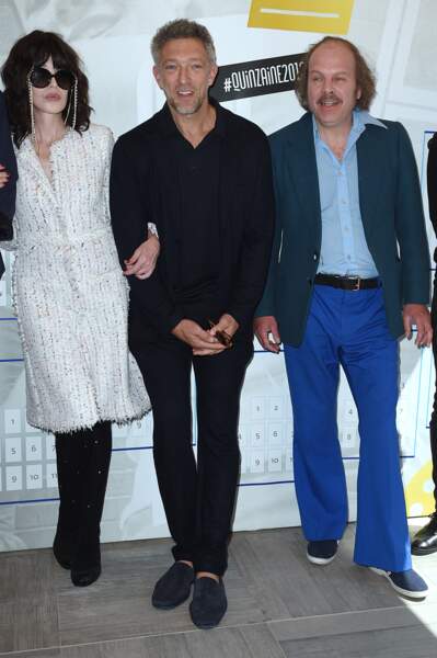 Isabelle Adjani au festival de Cannes en 2018. Elle s'illustre en robe midi en tweed avec Vincent Cassel et Philippe Katerine pour "Le monde est à toi".