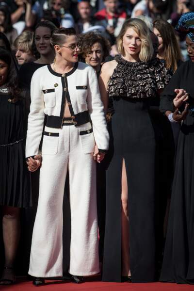Kristen Stewart et Léa Seydoux pour le film « Les Filles du Soleil » lors du 71ème Festival de Cannes. Kristen Stewart mise pour un ensemble de costume fluide de la Maison Chanel, le 12 mai 2018. 