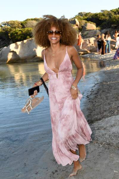 Alicia Aylies est sublime dans une robe tie and dye rose au défilé Croisière Etam, en Corse, le 12 mai 2022. 