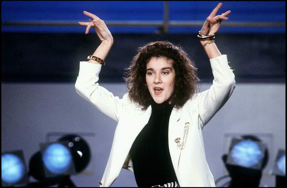 En 1988, Céline Dion, encore inconnue, participe à l’Eurovision qui se tient à Dublin, en Irlande. La chanteuse québécoise y représente la Suisse et remporte la compétition avec son titre Ne partez pas sans moi.