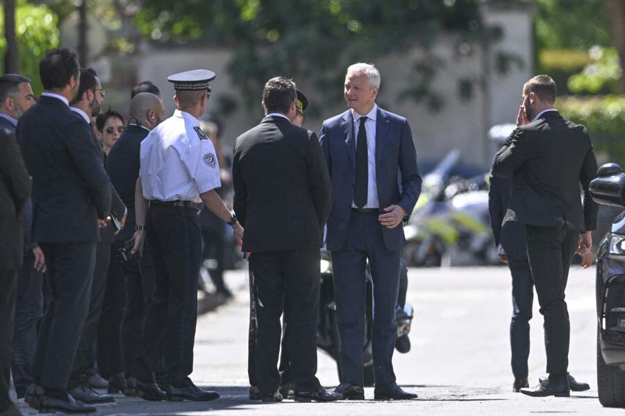 Bruno Le Maire, ministre de l'Economie et des Finances, arrive aux obsèques et salue Karl Olive, maire de Poissy 