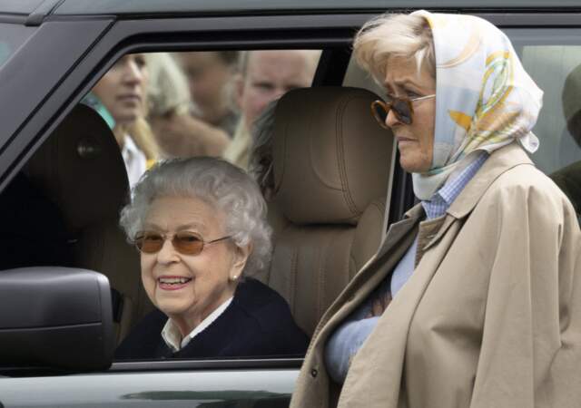 L'apparition tout sourire d'Elizabeth II au Royal Windsor Horse Show, ce vendredi 13 mai, a calmé les inquiétudes des Britanniques.