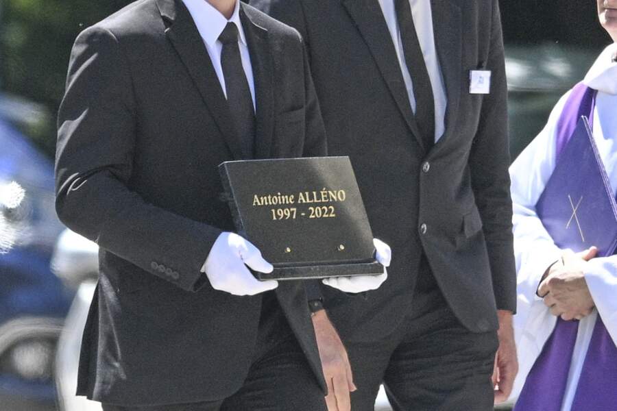 Devant l'église, une plaque commémorative portant le nom d'Antoine Alléno 