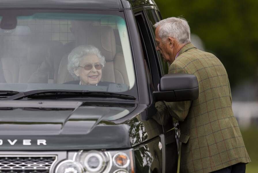 Elizabeth II est arrivée à l'avant de sa Range Rover, lunettes de soleil sur le nez, au Royal Windsor Horse Show, ce vendredi 13 mai.