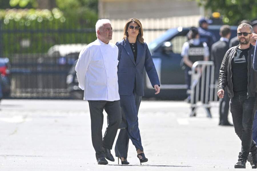 Le chef Guy Savoy et sa compagne Sonia Mabrouk arrivent aux obsèques d'Antoine Alléno