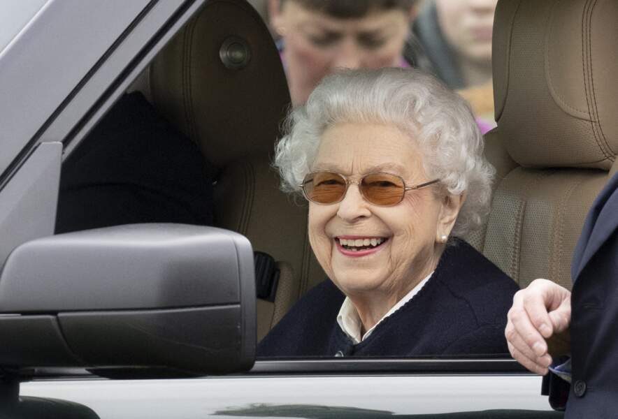 Elizabeth II est apparue tout sourire à l'avant de sa Ranger Rover, ce vendredi 13 mai.