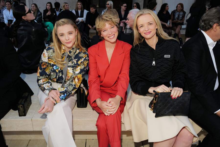 Chloe Grace Moret, Léa Seydoux et Delphine Arnault sont habillées avec la collection Louis Vuitton Femme Croisière 2023 à San Diego, le 12 mai 2023.