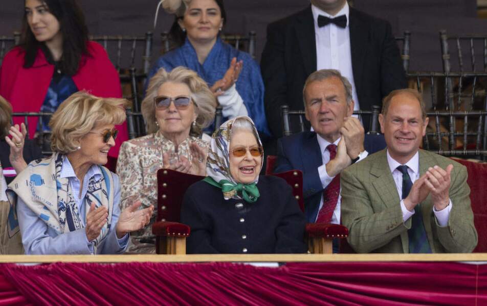 Les trois membres de la famille royale ont observé la jeune Lady Louise Windsor