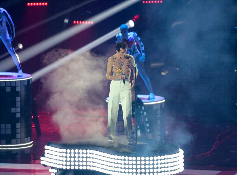 Mika en costume blanc avec un top transparent pour sa performance à l'Eurovision 
