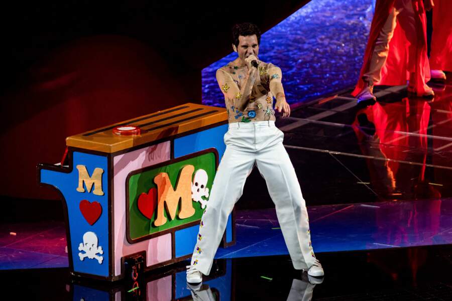 Avec son pantalon blanc et son haut transparent, Mika a fait sensation à l'Eurovision, samedi 14 mai 