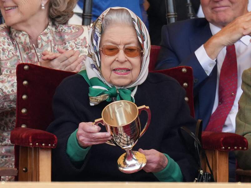 Elizabeth II a admiré le fameux trophée