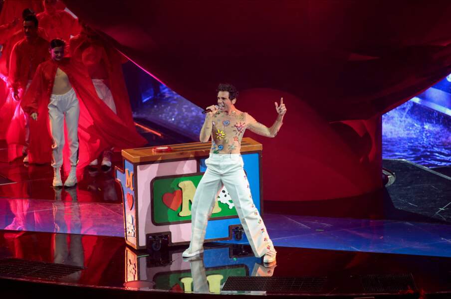 Le chanteur Mika dévoile sa musculature sous un top transparent lors de l'Eurovision 