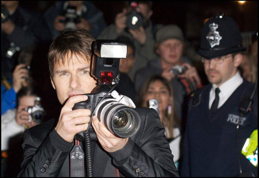 Tom Cruise est immortalisé s'amusant avec un appareil photo, lors de la promotion du film Mission Impossible 3 à Londres (Angleterre), en 2006